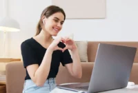 Seorang wanita muda tersenyum saat melakukan panggilan video. (Foto: Pexels)
