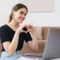 Seorang wanita muda tersenyum saat melakukan panggilan video. (Foto: Pexels)