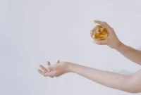 Ilustrasi pemakaian parfum. (Foto: Pexels)