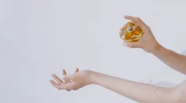 Ilustrasi pemakaian parfum. (Foto: Pexels)