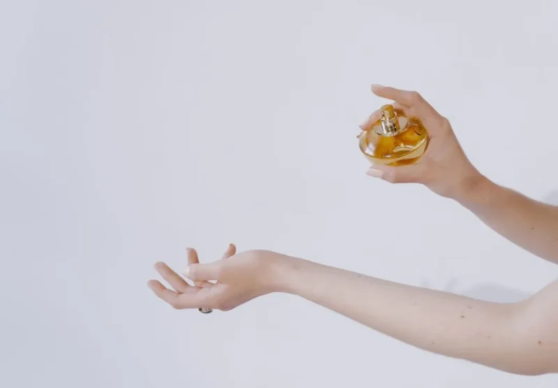 Ilustrasi pemakaian parfum. (Foto: Pexels)
