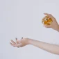 Ilustrasi pemakaian parfum. (Foto: Pexels)