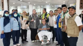 Jemaah haji Debarkasi Padang yang dirawat di Arab Saudi akhirnya pulang ke Sumbar. (Foto: Humas Kemenhaj Sumbar)