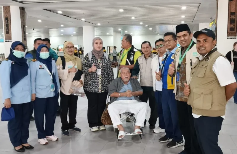 Jemaah haji Debarkasi Padang yang dirawat di Arab Saudi akhirnya pulang ke Sumbar. (Foto: Humas Kemenhaj Sumbar)