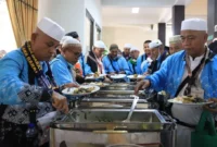 Jemaah haji Kloter 09 Debarkasi Padang mendapat jamuan makan siang dari Wali Kota Solok setibanya di Asrama Haji, Sabtu (13/6/2026). (Foto: Humas Kemenhaj Sumbar)