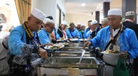Jemaah haji Kloter 09 Debarkasi Padang mendapat jamuan makan siang dari Wali Kota Solok setibanya di Asrama Haji, Sabtu (13/6/2026). (Foto: Humas Kemenhaj Sumbar)