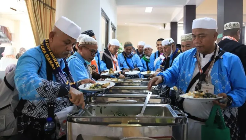 Jemaah haji Kloter 09 Debarkasi Padang mendapat jamuan makan siang dari Wali Kota Solok setibanya di Asrama Haji, Sabtu (13/6/2026). (Foto: Humas Kemenhaj Sumbar)