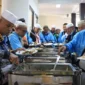 Jemaah haji Kloter 09 Debarkasi Padang mendapat jamuan makan siang dari Wali Kota Solok setibanya di Asrama Haji, Sabtu (13/6/2026). (Foto: Humas Kemenhaj Sumbar)