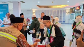 Kemenhaj mengingatkan seluruh jemaah haji Indonesia agar tidak memasukkan air zamzam ke dalam koper bagasi maupun koper kabin. (Foto: Kemenhaj)