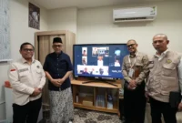Jemaah haji penyandang disabilitas bersama Wakil Ketua KND RI, Deka Kurniawan audiensi dengan Menhaj, Mochamad Irfan Yusuf, di Kantor Daker Madinah, Arab Saudi, Selasa (2/6/2026). (Foto: Kemenhaj)