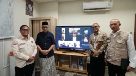 Jemaah haji penyandang disabilitas bersama Wakil Ketua KND RI, Deka Kurniawan audiensi dengan Menhaj, Mochamad Irfan Yusuf, di Kantor Daker Madinah, Arab Saudi, Selasa (2/6/2026). (Foto: Kemenhaj)