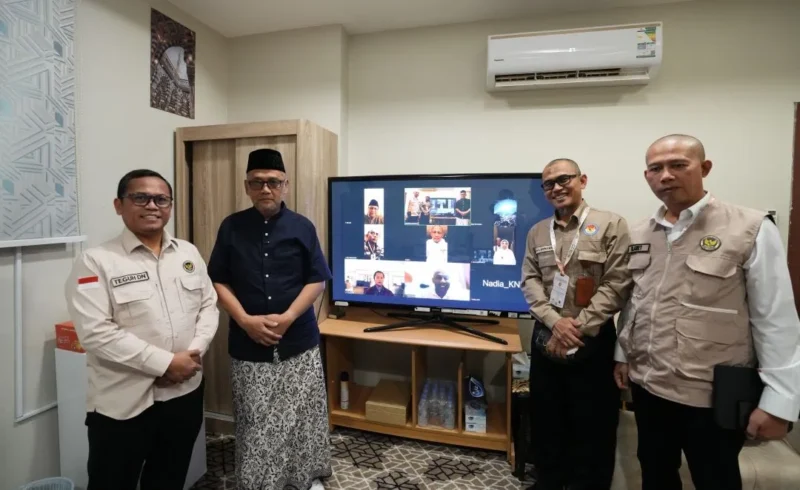 Jemaah haji penyandang disabilitas bersama Wakil Ketua KND RI, Deka Kurniawan audiensi dengan Menhaj, Mochamad Irfan Yusuf, di Kantor Daker Madinah, Arab Saudi, Selasa (2/6/2026). (Foto: Kemenhaj)
