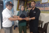 Ketua KSB Kecamatan Padang Selatan, Benny Abeng Law menyerahkan seragam kepada 60 anggota KSB. (Foto: BPBD Padang)