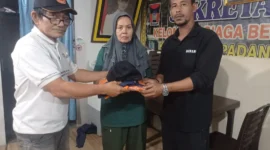 Ketua KSB Kecamatan Padang Selatan, Benny Abeng Law menyerahkan seragam kepada 60 anggota KSB. (Foto: BPBD Padang)