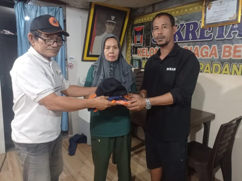 Ketua KSB Kecamatan Padang Selatan, Benny Abeng Law menyerahkan seragam kepada 60 anggota KSB. (Foto: BPBD Padang)