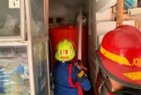 Petugas Dinas Damkar Padang memadamkan api yang membakar rumah di kawasan Alai Parak Kopi, Kecamatan Padang Utara, Selasa (9/6/2026). (Foto: Dinas Damkar Padang)