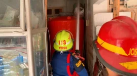 Petugas Dinas Damkar Padang memadamkan api yang membakar rumah di kawasan Alai Parak Kopi, Kecamatan Padang Utara, Selasa (9/6/2026). (Foto: Dinas Damkar Padang)