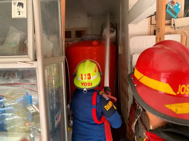 Petugas Dinas Damkar Padang memadamkan api yang membakar rumah di kawasan Alai Parak Kopi, Kecamatan Padang Utara, Selasa (9/6/2026). (Foto: Dinas Damkar Padang)