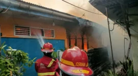 Personel Dinas Damkar Padang berjibaku memadamkan api yang membakar rumah di Kampung Jao Dalam, Kelurahan Kampung Jao, Kecamatan Padang Barat, Kota Padang, Jumat (12/6/2026) sore. (Foto: Dinas Damkar Padang)