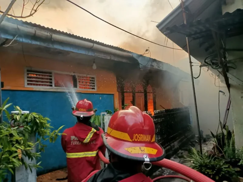 Personel Dinas Damkar Padang berjibaku memadamkan api yang membakar rumah di Kampung Jao Dalam, Kelurahan Kampung Jao, Kecamatan Padang Barat, Kota Padang, Jumat (12/6/2026) sore. (Foto: Dinas Damkar Padang)