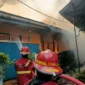 Personel Dinas Damkar Padang berjibaku memadamkan api yang membakar rumah di Kampung Jao Dalam, Kelurahan Kampung Jao, Kecamatan Padang Barat, Kota Padang, Jumat (12/6/2026) sore. (Foto: Dinas Damkar Padang)