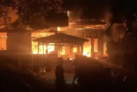 Satu unit rumah di kawasan Karang Putih, Kelurahan Batu Gadang, Kecamatan Lubuk Kilangan, Kota Padang, ludes terbakar pada Sabtu (6/6/2026) dini hari. (Foto: WAG Kebencanaan & Kebakaran)