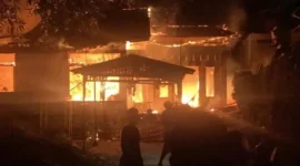 Satu unit rumah di kawasan Karang Putih, Kelurahan Batu Gadang, Kecamatan Lubuk Kilangan, Kota Padang, ludes terbakar pada Sabtu (6/6/2026) dini hari. (Foto: WAG Kebencanaan & Kebakaran)