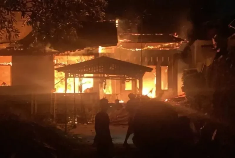 Satu unit rumah di kawasan Karang Putih, Kelurahan Batu Gadang, Kecamatan Lubuk Kilangan, Kota Padang, ludes terbakar pada Sabtu (6/6/2026) dini hari. (Foto: WAG Kebencanaan & Kebakaran)