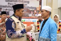 Kepala Kantor Wilayah Kemenhaj Sumbar, M. Rifki berdialog dengan Jemaah haji. (Foto: Humas Kemenhaj Sumbar)
