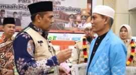 Kepala Kantor Wilayah Kemenhaj Sumbar, M. Rifki berdialog dengan Jemaah haji. (Foto: Humas Kemenhaj Sumbar)