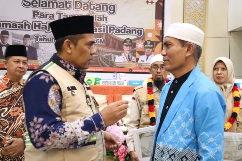 Kepala Kantor Wilayah Kemenhaj Sumbar, M. Rifki berdialog dengan Jemaah haji. (Foto: Humas Kemenhaj Sumbar)