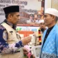 Kepala Kantor Wilayah Kemenhaj Sumbar, M. Rifki berdialog dengan Jemaah haji. (Foto: Humas Kemenhaj Sumbar)