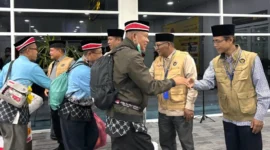 Jemaah haji Kloter 06 Debarkasi Padang mendarat di BIM pada Rabu (10/6/2026) malam. (Foto: Humas Kemenhaj Sumbar)