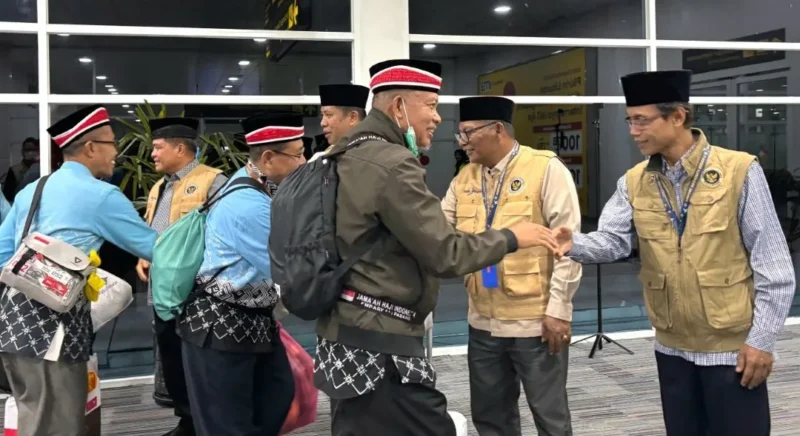 Jemaah haji Kloter 06 Debarkasi Padang mendarat di BIM pada Rabu (10/6/2026) malam. (Foto: Humas Kemenhaj Sumbar)