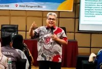 Ketua DPRD Sumbar Muhidi saat menjadi narasumber dalam Bimtek Peningkatan Kewaspadaan Dini Masyarakat, Jumat (26/6/2026).