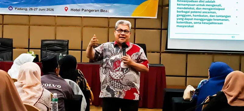 Ketua DPRD Sumbar Muhidi saat menjadi narasumber dalam Bimtek Peningkatan Kewaspadaan Dini Masyarakat, Jumat (26/6/2026).
