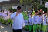 Ketua DPRD Provinsi Sumatera Barat, Drs. H. Muhidi, M.M melepas Pawai Katam Al-Qur’an Perdana TPQ TQA Masjid Al Huda di Kelurahan Jati I, Kecamatan Padang Timur, Kota Padang, Minggu (7/6/2026). (Foto: Ist)