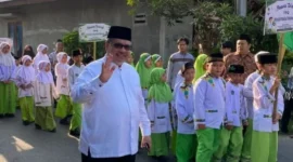 Ketua DPRD Provinsi Sumatera Barat, Drs. H. Muhidi, M.M melepas Pawai Katam Al-Qur’an Perdana TPQ TQA Masjid Al Huda di Kelurahan Jati I, Kecamatan Padang Timur, Kota Padang, Minggu (7/6/2026). (Foto: Ist)