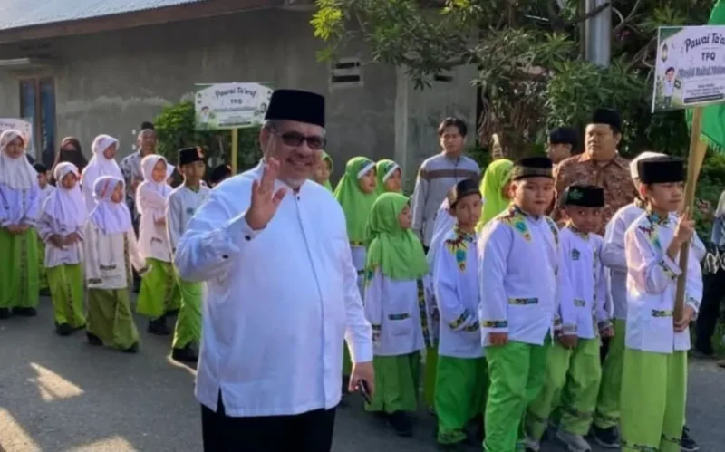 Ketua DPRD Provinsi Sumatera Barat, Drs. H. Muhidi, M.M melepas Pawai Katam Al-Qur’an Perdana TPQ TQA Masjid Al Huda di Kelurahan Jati I, Kecamatan Padang Timur, Kota Padang, Minggu (7/6/2026). (Foto: Ist)