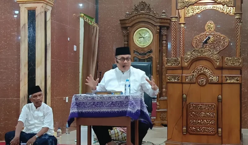 Ketua DPRD Sumbar Muhidi saat menghadiri kegiatan menyambut Tahun Baru Islam 1448 H di Masjid Darul Amal, Kelurahan Koto Panjang Ikur Koto, Padang, Selasa (16/6/2026). (Foto: Ist)