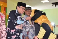 Wakil Wali Kota Padang Maigus Nasir memindahkan jambul santri saat Khatam Al-Qur’an dan Wisuda Tartil ke-18 TPA Masjid Nurul Iman di Lantai II Masjid Agung Nurul Iman, Minggu (21/6/2026). (Foto: Pemko Padang)