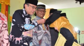 Wakil Wali Kota Padang Maigus Nasir memindahkan jambul santri saat Khatam Al-Qur’an dan Wisuda Tartil ke-18 TPA Masjid Nurul Iman di Lantai II Masjid Agung Nurul Iman, Minggu (21/6/2026). (Foto: Pemko Padang)