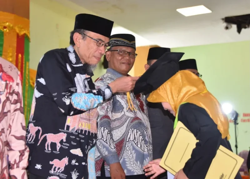 Wakil Wali Kota Padang Maigus Nasir memindahkan jambul santri saat Khatam Al-Qur’an dan Wisuda Tartil ke-18 TPA Masjid Nurul Iman di Lantai II Masjid Agung Nurul Iman, Minggu (21/6/2026). (Foto: Pemko Padang)