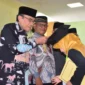 Wakil Wali Kota Padang Maigus Nasir memindahkan jambul santri saat Khatam Al-Qur’an dan Wisuda Tartil ke-18 TPA Masjid Nurul Iman di Lantai II Masjid Agung Nurul Iman, Minggu (21/6/2026). (Foto: Pemko Padang)