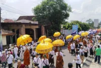 Ribuan Umat Buddha mengarak Ai Dharma dan Air Berkah dari Candi Mendut menuju Candi Borobudur dalam Puncak Perayaan Waisak 2026, Magelang, Minggu (31/5/2026). (Foto: Ist/Kemenag)