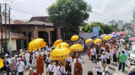 Ribuan Umat Buddha mengarak Ai Dharma dan Air Berkah dari Candi Mendut menuju Candi Borobudur dalam Puncak Perayaan Waisak 2026, Magelang, Minggu (31/5/2026). (Foto: Ist/Kemenag)