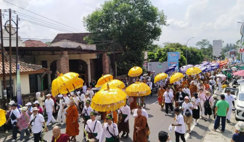 Ribuan Umat Buddha mengarak Ai Dharma dan Air Berkah dari Candi Mendut menuju Candi Borobudur dalam Puncak Perayaan Waisak 2026, Magelang, Minggu (31/5/2026). (Foto: Ist/Kemenag)