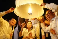 Wakil Presiden RI Gibran Rakabuming Raka bersama Menag Nasaruddin Umar, Menbud Fadli Zon, Ketua Umum DPP WALUBI S. Hartati Murdaya, serta sejumlah tokoh lainnya menyalakan Lentera Perdamaian. (Foto: Kemenag)