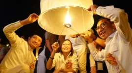 Wakil Presiden RI Gibran Rakabuming Raka bersama Menag Nasaruddin Umar, Menbud Fadli Zon, Ketua Umum DPP WALUBI S. Hartati Murdaya, serta sejumlah tokoh lainnya menyalakan Lentera Perdamaian. (Foto: Kemenag)