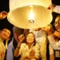 Wakil Presiden RI Gibran Rakabuming Raka bersama Menag Nasaruddin Umar, Menbud Fadli Zon, Ketua Umum DPP WALUBI S. Hartati Murdaya, serta sejumlah tokoh lainnya menyalakan Lentera Perdamaian. (Foto: Kemenag)